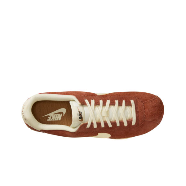 Nike Cortez SE Suede Dark Russet Flax Muslin Sail - Imagen 4